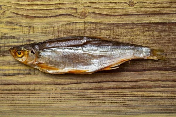 Pesce persico essiccato su fondo di legno — Foto Stock