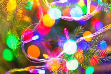 neşeli Noel arka plan. Noel ağacının dalları üzerinde parlayan fener