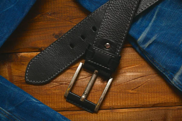 Ceinture Cuir Avec Boucle Jean Sur Fond Bois Vue Dessus — Photo