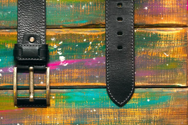 Cinturón Pantalón Cuero Con Hebilla Sobre Fondo Madera Multicolor —  Fotos de Stock