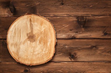 sawed ahşap ahşap arka plan üzerinde. Boş alan, metin için yer