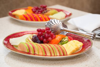 Meyve tabağı - üzüm, elma, ananas, kivi, Erik. Meyve bir ziyafet, Festival tablo, self servis.