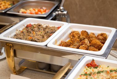 Kapları ziyafette sıcak yemek ile. Pilav, tavuk, et, sebze - sıcak yemekler, Self-Servis. Açık büfe kahvaltı