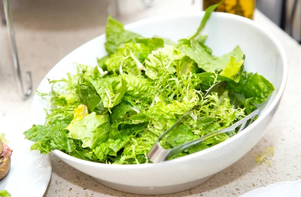 Grüne Salatblätter Einer Schüssel Gesunde Gesunde Ernährung — Stockfoto