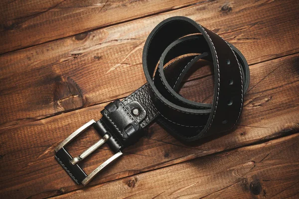 Cinturão Couro Moda Com Uma Fivela Velho Fundo Madeira Acessório — Fotografia de Stock