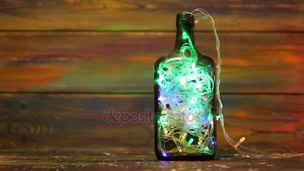 Decoraciones Para Año Nuevo Guirnalda Con Luces Intermitentes Dentro Botella — Vídeo de stock