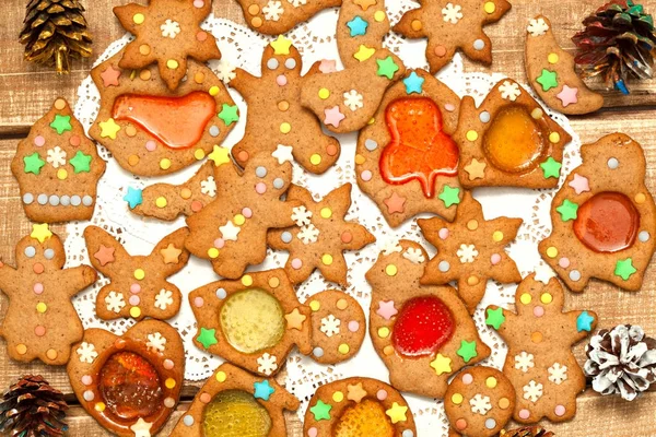 Ingwerplätzchen Verschiedenen Formen Und Tannenzapfen Weihnachtsdekoration — Stockfoto