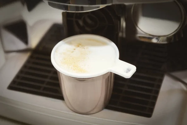 Ένα Φλιτζάνι Καφέ Καπουτσίνο Από Μια Μηχανή Του Καφέ — Φωτογραφία Αρχείου
