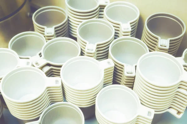 Sacco Bicchieri Plastica Vuoti Cucina Nel Caffè Stile Vintage — Foto Stock