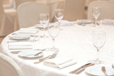 Ziyafet salonu. Güzel restoran. Koydu tablo. Tablo ayarı. Restoran iç. Şölene hazırlanıyor