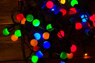 Noel ağacı parlak renkli çelenk, fenerler