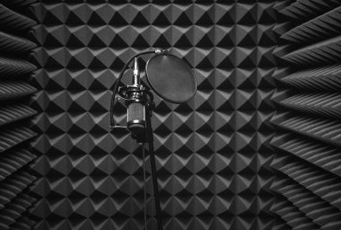 Stüdyo kayıt mikrofon akustik köpük gölgeleme ağı ile duvarının yakınında