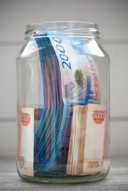 Cam bir kavanozdaki banknotlar, Rus para birimi. Para deposu