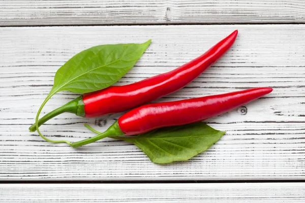 Rode Chili Paprika Witte Houten Achtergrond — Stockfoto