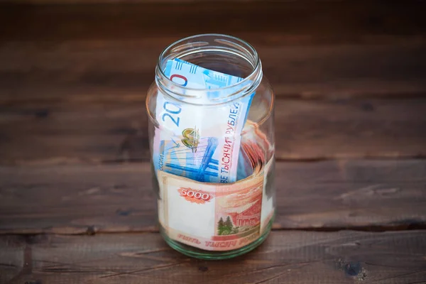 Geld Einem Glasgefäß Auf Einem Hölzernen Hintergrund Stockfoto