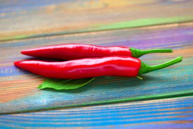 Çok renkli bir arka planda kırmızı kırmızı biber.