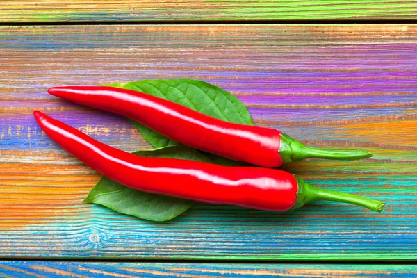 Rijp Rode Chili Paprika Een Felgekleurde Houten Achtergrond — Stockfoto
