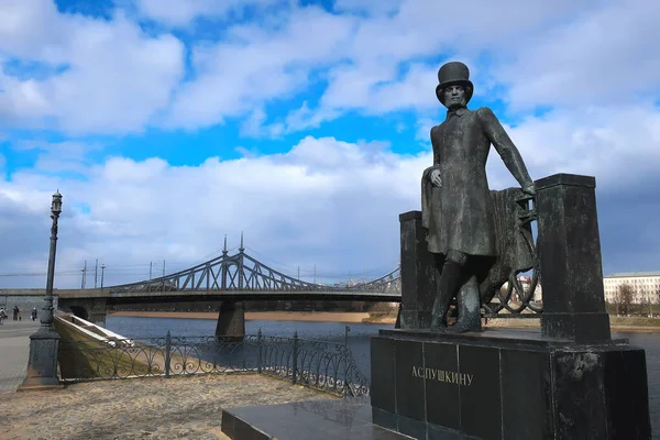 Tver Russia 2020年3月23日 亚历山大 普希金纪念碑和后面的伏尔加桥 — 图库照片
