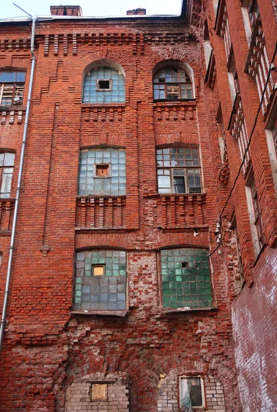 Antiguo Edificio Ladrillo Edificio Está Siendo Destruido —  Fotos de Stock