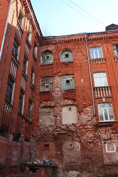 Antiguo Edificio Ladrillo Edificio Está Siendo Destruido Ventanas Rotas —  Fotos de Stock