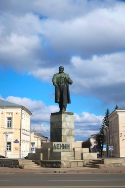 TVER, RUSSIA - 24 Mart 2020: Şehir merkezinde Vladimir Lenin anıtı