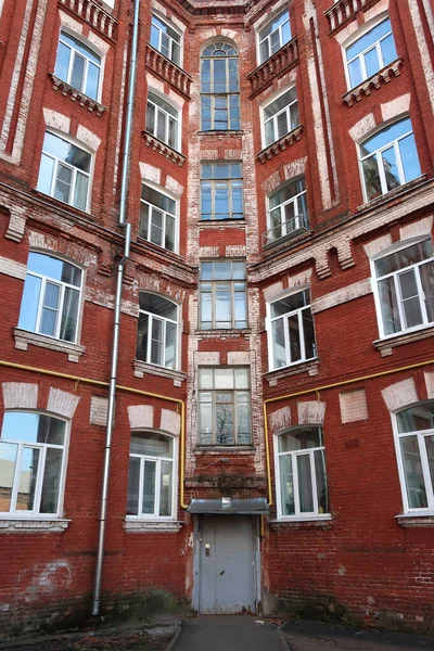 Vieja Casa Ladrillo Entrada Escalera Tver Rusia Distrito Proletarka Cuartel —  Fotos de Stock
