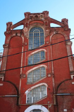 Güzel pencereleri olan eski tuğla bina. Tver, Rusya, Proletarka bölgesi, Morozov kışlası.