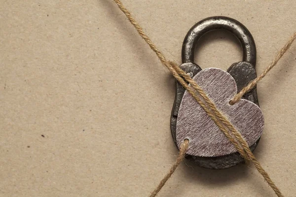 爱情的象征是一颗心和一把锁 空白处 文字空间 — 图库照片