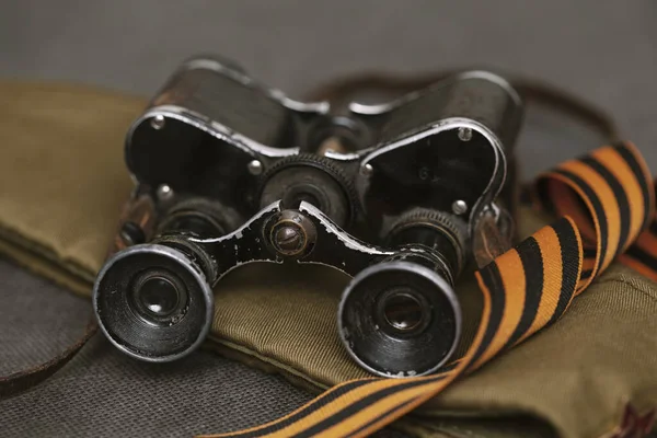 軍用双眼鏡 軍用キャップ セントジョージのリボン 5月9日の勝利の象徴 第二次世界大戦 — ストック写真