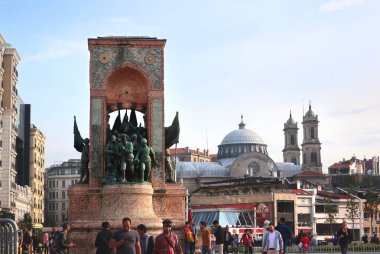 İstanbul, Türkiye - 15 Mayıs 2019: Taksim Meydanı 'nda Cumhuriyet Anıtı