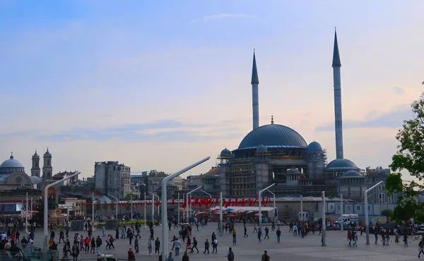 Istanbul Turkey May 2019 View Taksim Square Mosque Sunset — Stock Photo, Image