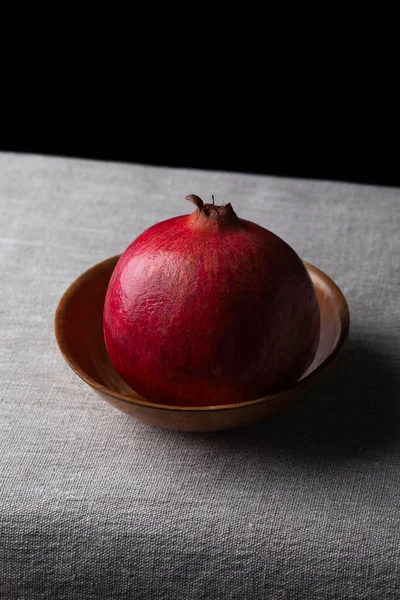 Reifer Granatapfel Auf Dem Tisch — Stockfoto