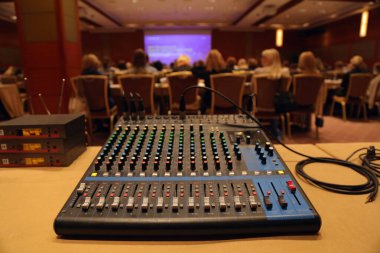 Konferanstaki ses operatörünün uzaktan kontrolü