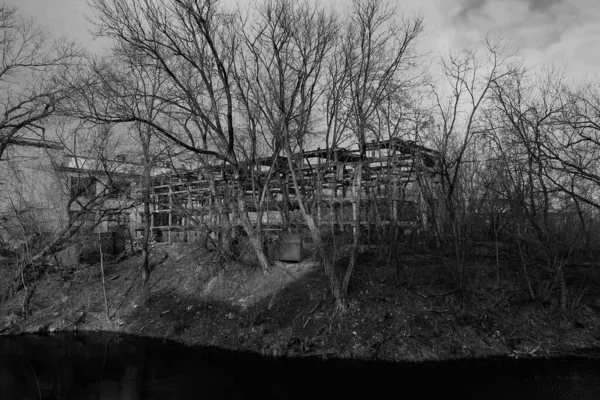 Paisaje Dramático Siluetas Árboles Río Edificio Sin Terminar — Foto de Stock