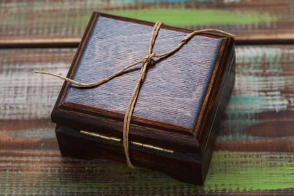 Geschenkbox Aus Holz Auf Einem Holztisch — Stockfoto