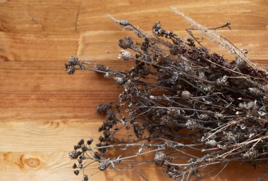 Ahşap bir arka planda kurumuş çiçek demeti