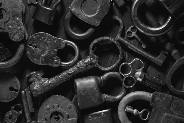 Eski Anahtarlar Asma Kilitler Eski Eşyaların Arka Planı Üst Görünüm — Stok fotoğraf