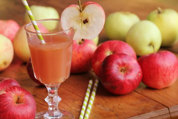Свежий нефильтрованный яблочный сок — стоковое фото