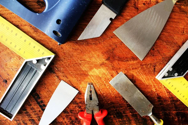 Geassorteerde werk tools op houten achtergrond. Bovenaanzicht. — Stockfoto