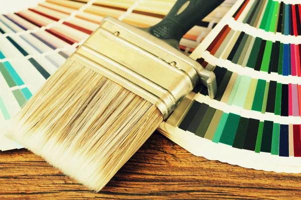 Farbpalette und Pinsel auf Holzgrund — Stockfoto