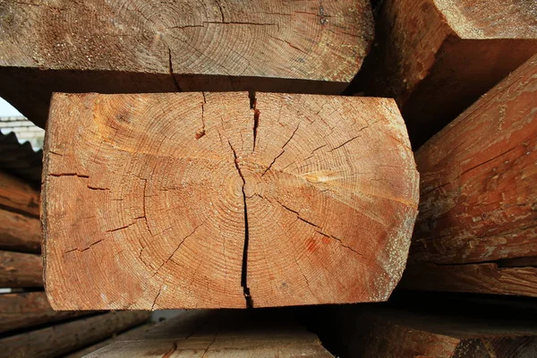 Träbjälkar - byggmaterial av tak, trä komponenter för snickare arbete. Ek bakgrund. — Stockfoto