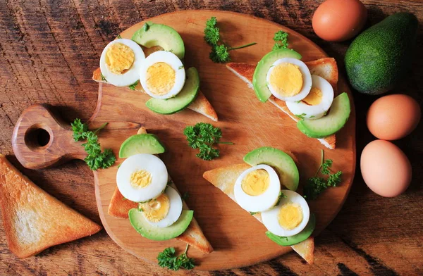 Брускетта з яйцями і авокадо — стокове фото