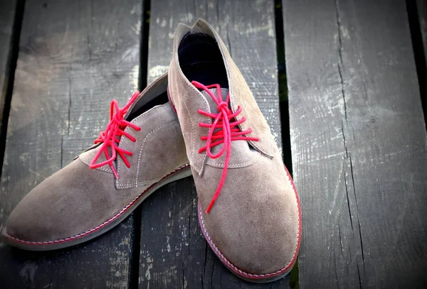 Brązowy buty zamszowej na podłoże drewniane . — Zdjęcie stockowe