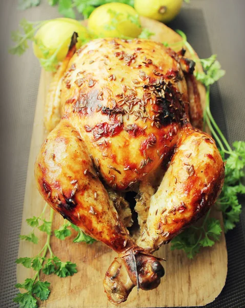 Grilled whole chicken with fresh herb — Stock Photo, Image