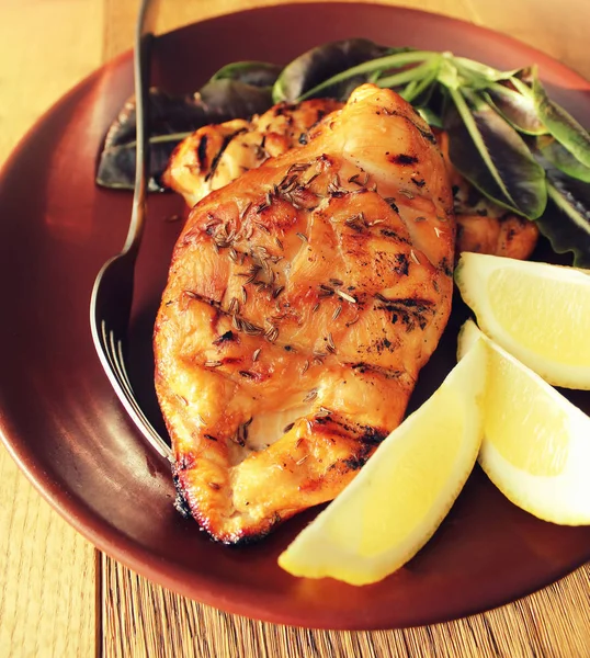 Grilled chicken breast , lemon and lettuce — Stock Photo, Image