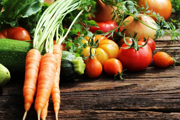 Healthy food ingredients background. Vegetables and herbs on wooden background. — Stock Photo, Image