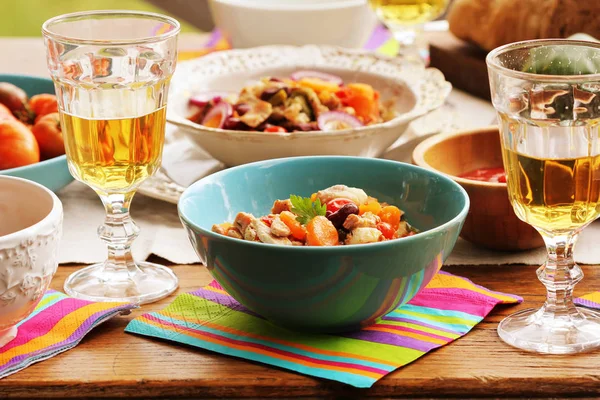 Lo sfondo della cena. Tavolo da pranzo rustico, ambiente accogliente . — Foto Stock