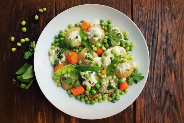 Potato salad with carrots, peas and coriander — Stock Photo, Image