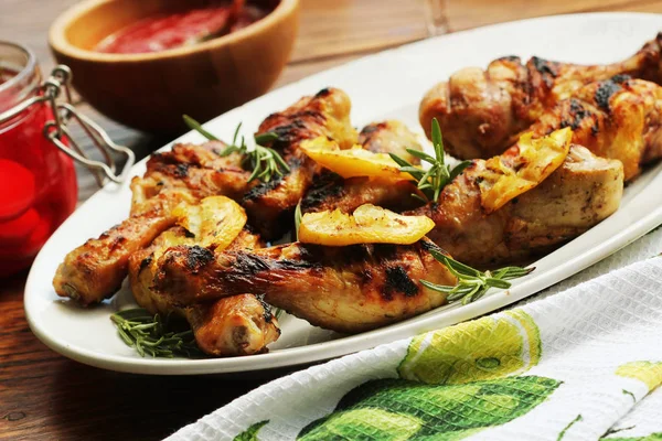 Grilled chicken legs with lemon — Stock Photo, Image