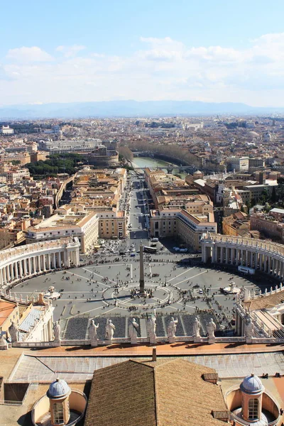 从屋顶的圣彼得大教堂，梵蒂冈城，罗马，意大利的圣彼得广场观 — 图库照片